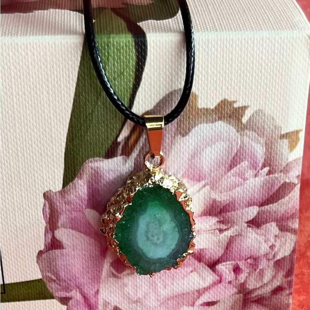 “Verdant Aura" Agate & Gold Pendant